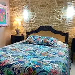 Domaine O Clair De Lune - D'hotes Et A - Acces Cite Medievale 5 Minutes A Pied - Parking - & Massages En Option - Piscine De Saison B&B 4*