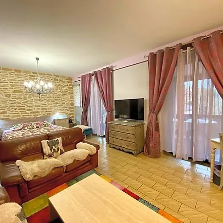 Domaine ô Clair De Lune - D'hôtes Et à - Accès Cité Médiévale 5 Minutes à Pied - Parking - Spa&massages En Option - Piscine De Saison