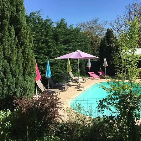 Ô Clair de Lune chambres d'hôtes climatisées à Sarlat - parking privé -piscine chauffée - espace bien-être avec Spa Couette-café