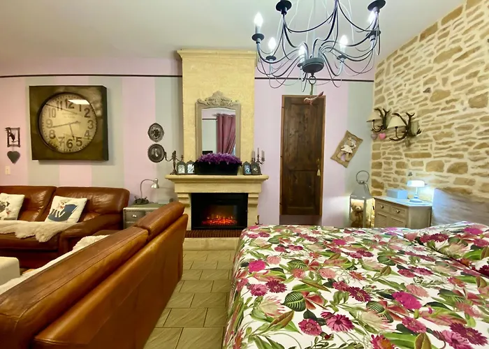 Bed & Breakfast Domaine O Clair De Lune - Chambres D'Hotes Et Gites A Sarlat - Acces Cite Medievale 5 Minutes A Pied - Parking - Spa & Massages En Option - Piscine De Saison