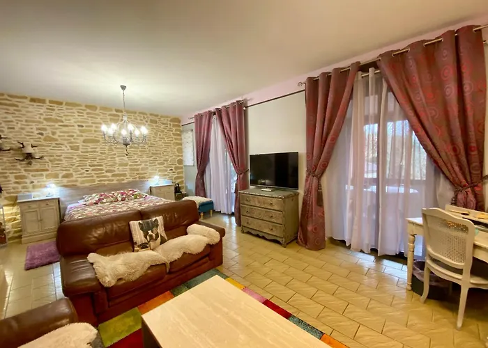 Bed & Breakfast Domaine O Clair De Lune - Chambres D'Hotes Et Gites A Sarlat - Acces Cite Medievale 5 Minutes A Pied - Parking - Spa & Massages En Option - Piscine De Saison 4*