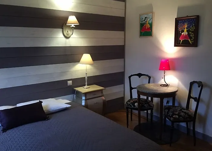Bed & Breakfast Domaine O Clair De Lune - Chambres D'Hotes Et Gites A Sarlat - Acces Cite Medievale 5 Minutes A Pied - Parking - Spa & Massages En Option - Piscine De Saison